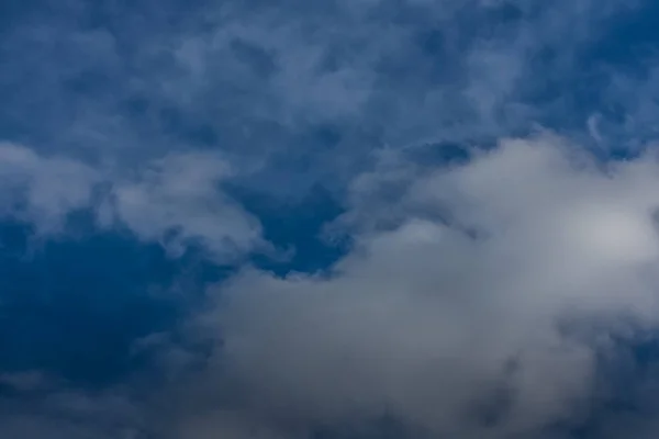 Blauer Himmel und weiße Wolken — Stockfoto