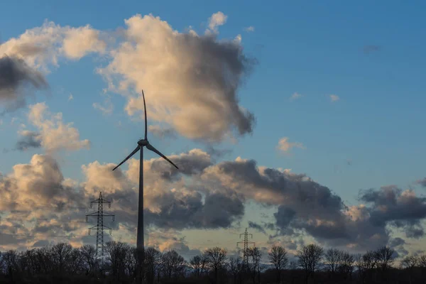 Turbinas eléctricas y eólicas con nubes — Foto de Stock