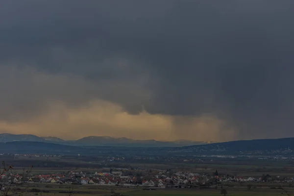 Paisagem com casas e nuvens de tempestade — Fotografia de Stock