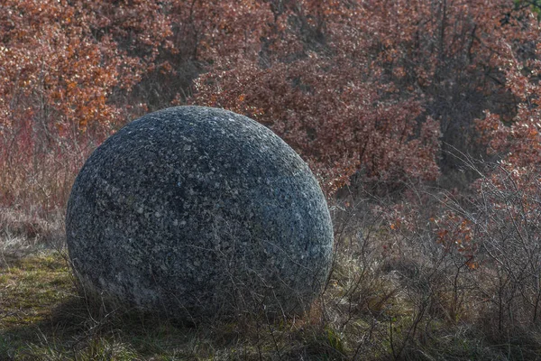 Grote ronde steen in de natuur — Stockfoto