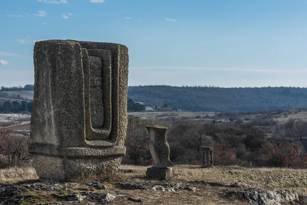 Veel stenen sculpturen in het landschap — Stockfoto