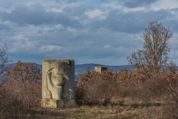 Duas esculturas de pedra na paisagem — Fotografia de Stock