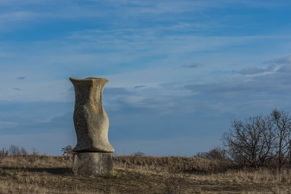 Sculptuur met voetstuk op het platteland — Stockfoto