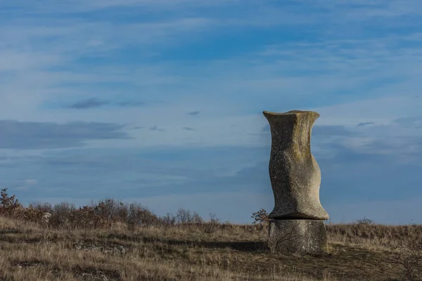 Escultura con pedestal en la naturaleza con cielo azul —  Fotos de Stock