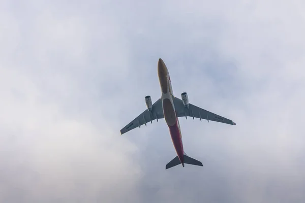 아래에서 큰 비행기 — 스톡 사진