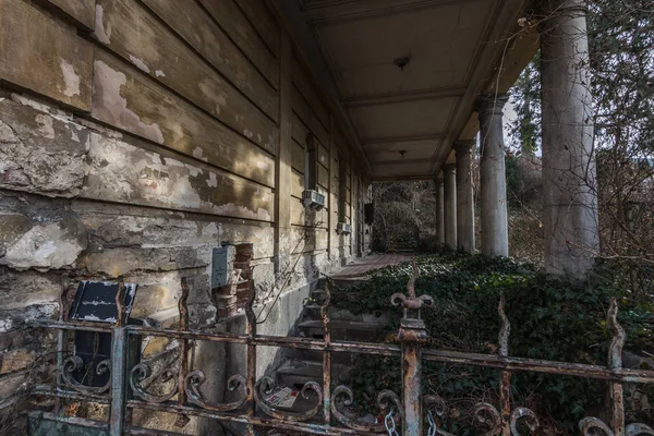 Vila abandonada com colunas — Fotografia de Stock