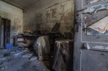 Fabrika odasındaki klasörler ve nesneler