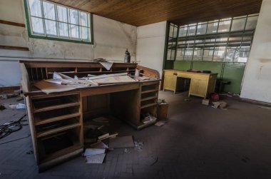 Terk edilmiş fabrikada masa