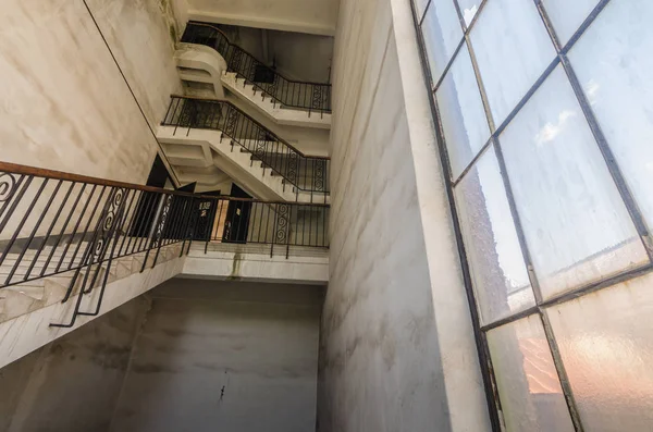 Bir şalterde yüksek merdiven