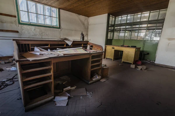 Terk edilmiş fabrikada masa