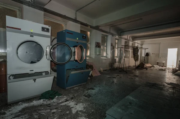 Lavadoras en un hospital abandonado — Foto de Stock