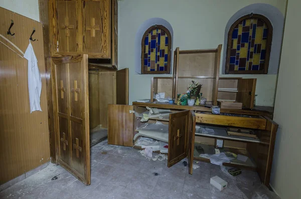 Terk edilmiş kilisede kurban.