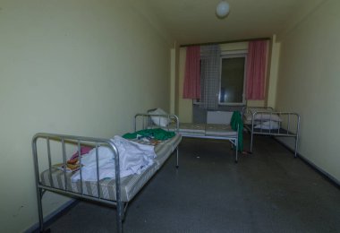 Hastane yatakları bir hastane odasında.