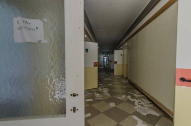 Hastanenin kapısına asılmış bir not.