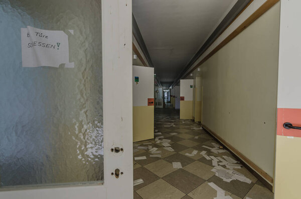 Закройте дверную записку на двери в больнице
