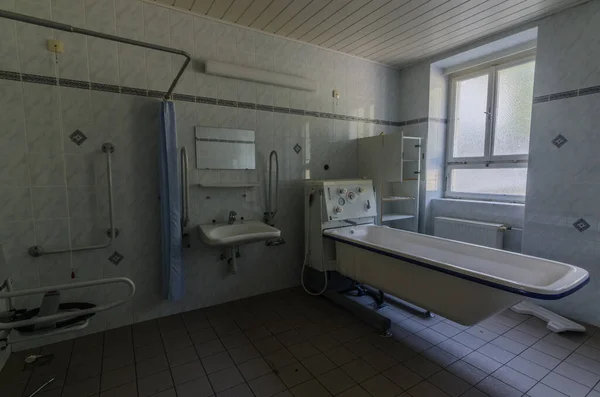 Badkamer in oud ziekenhuis — Stockfoto