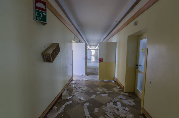 разрушенный коридор в старой больнице
