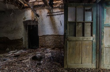 Harap olmuş çiftlik evindeki kapı