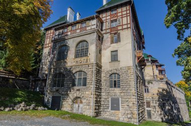 Dağlarda eski bir otel.