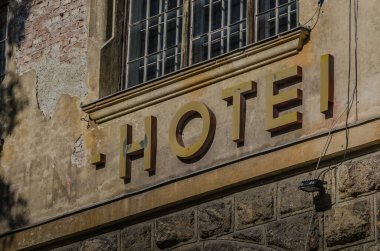 Bir ön cephede otel adı