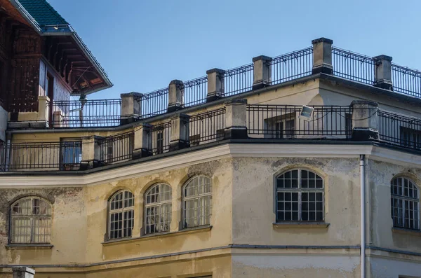 Railing on big old hotel — Stock Photo, Image