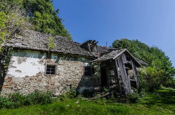 Stary opuszczony dom na górze — Zdjęcie stockowe