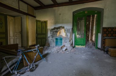 Terk edilmiş bir otelde bekleme odası.