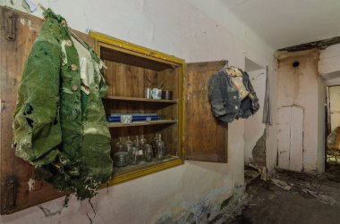 Eski evde asılan ceketler.