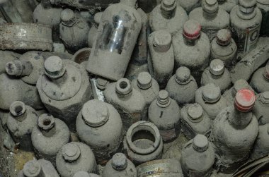 Bir sürü tozlu eski şişe.