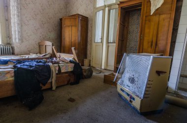 Bir otel yatağında fırın ve kutu.