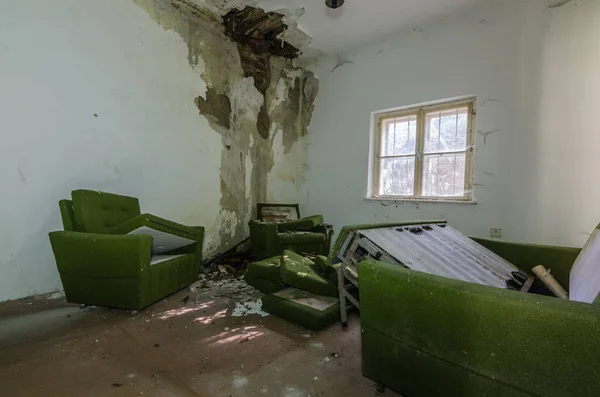 Groene woonkamer meubels in een huis — Stockfoto