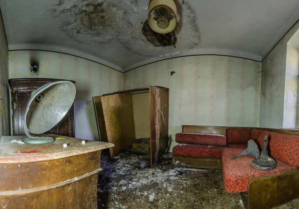 Lâmpada em um quarto de um panorama de fazenda — Fotografia de Stock