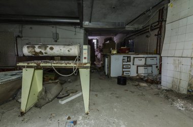 Dağlardaki bir otelde eski mutfak aletleri.