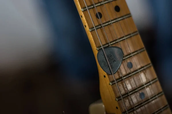 Gitarre Mit Pickdetailansicht Bei Einem Konzert lizenzfreie Stockbilder