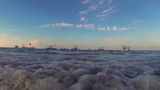 Wellen Und Bunte Boote Zeitlupe — Stockvideo