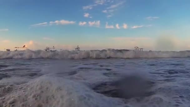 Dalgalar Sahilin Yavaş Görüntüsünde — Stok video