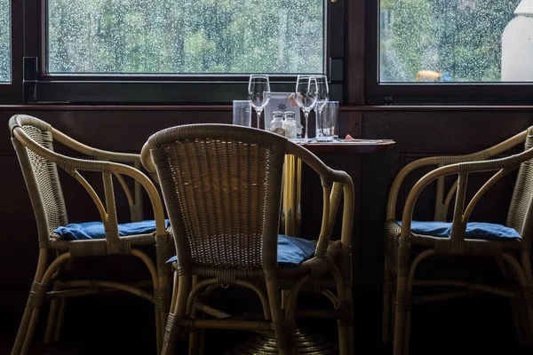 Table Avec Fauteuil Lunettes Sur Bateau Avec Fenêtre Pluie — Photo