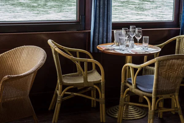 Tafel Met Glazen Fauteuils Een Schip Aan Een Rivier — Stockfoto