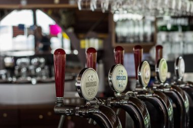 Eski bir gemideki yerel bir bardan dinleme cihazları.