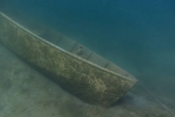 Лодка Дне Озера Голубой Водой Время Погружения — стоковое фото