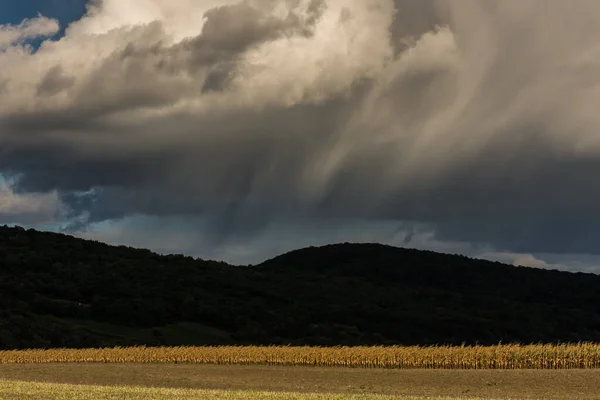 Rajzolt Felhők Vihar Alatt Mező Hegy Nyáron — Stock Fotó