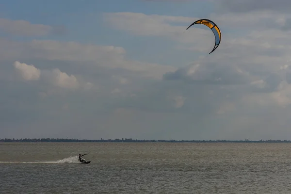 Jesienny Kitesurfing Jeziorze Błękitnym Niebem Chmurami — Zdjęcie stockowe