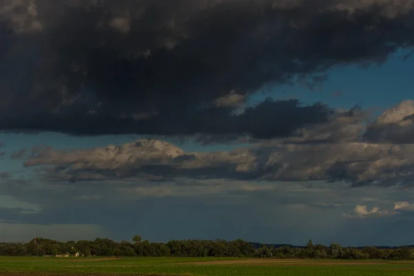 Nuages Noirs Dans Ciel Avec Paysage Naturel — Photo