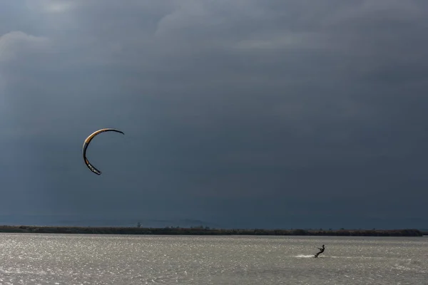 Kitesurfing Jeziorze Słońcem Ciemnymi Chmurami — Zdjęcie stockowe