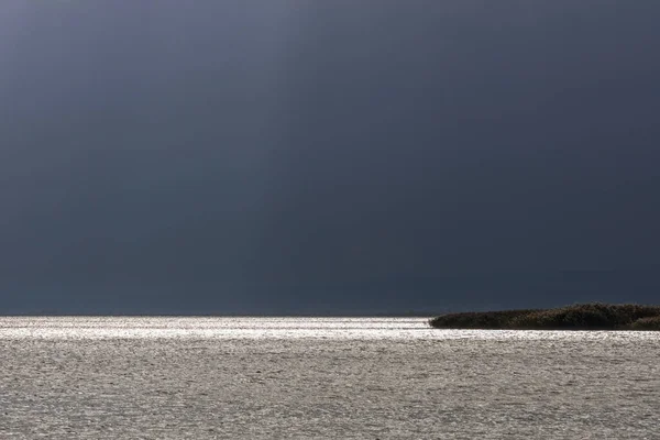 Glänzendes Wasser Aus Der Sonne Auf Einem See Mit Schilf — Stockfoto