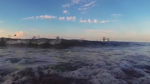 休暇でバリの海のボートで波が — ストック動画