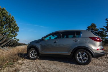 Anti-tank bariyeri ve mavi gökyüzü yakınında bir arazi aracı.