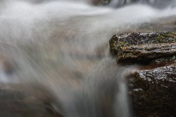 Przepływająca Woda Nad Kamiennym Widokiem Szczegółowym — Zdjęcie stockowe