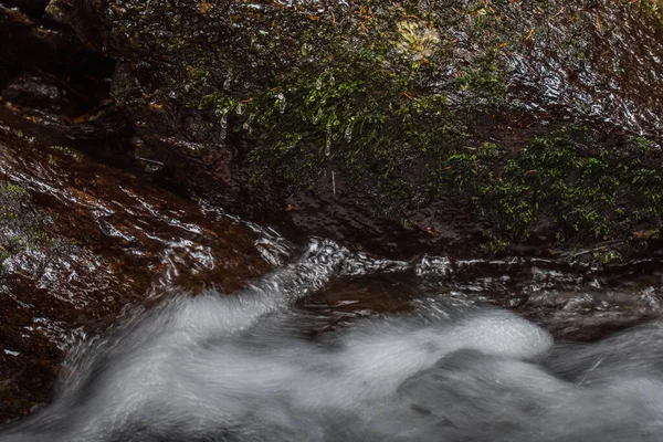 Tekoucí Voda Přes Kámen Mechem Detailní Pohled — Stock fotografie