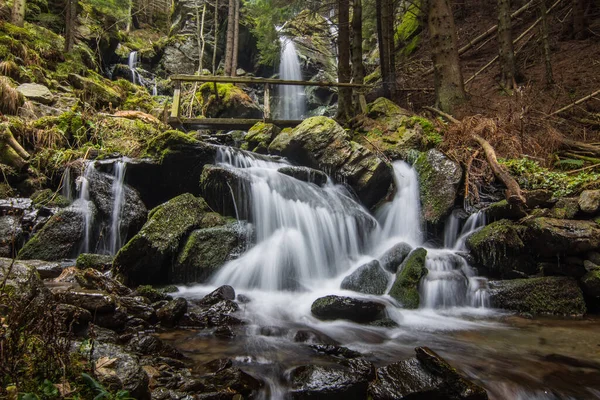 Bela Cachoeira Com Uma Ponte Floresta Enquanto Caminhadas — Fotografia de Stock